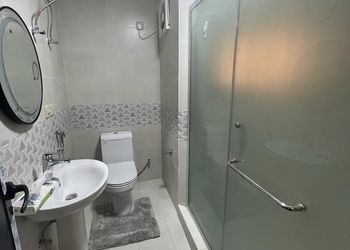 جناح بغرفة نوم ومرافق مشتركة 
