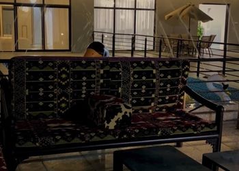 شاليه بمسبح خارجي ومسطح اخضر