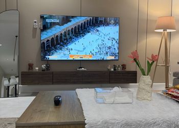 شقة بصالة أنيقة وغرفتين نوم