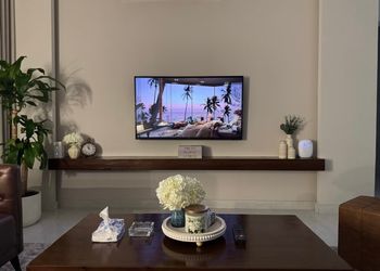 شقة بصالة مريحة وغرفة سينما 