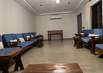 شاليه بمسطح اخضر وجلسة خارجية