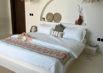 شاليه بجلسة تطل على مسبح خارجي 