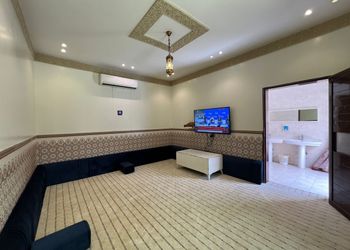 شاليه بمسبح ومسطح اخضر