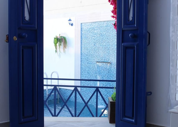 شالية بطابع يوناني وسرير اعمدة