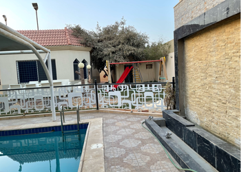 استراحة بجلسة مطلة على مسبح 
