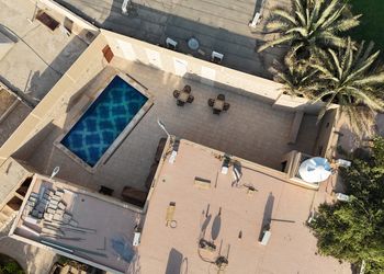 استراحة بمسطح اخضر والعاب اطفال