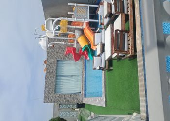 شاليه بمسطح اخضر والعاب اطفال