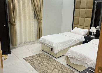 شقة بثلاث غرف نوم وغرفة جلوس 