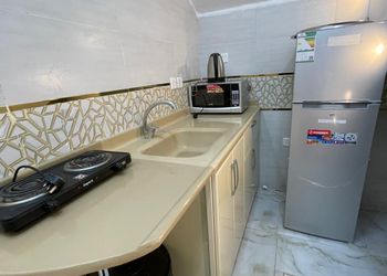 شاليه بجلسة خارجية ومسطح اخضر