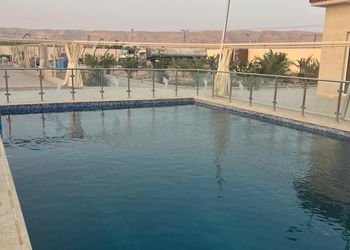 استراحة بألعاب أطفال وملعب كرة 