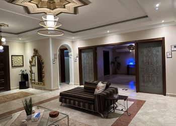 شقة واسعة بصالة وغرفتين نوم 