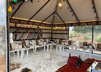 مزرعة بمسطح اخضر وبيت شعر