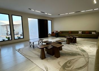 شاليه بجلسة خارجية وألعاب أطفال