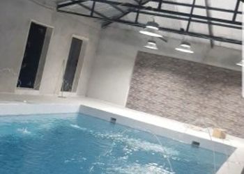 شاليه بمسبح داخلي وجلسة خارجية