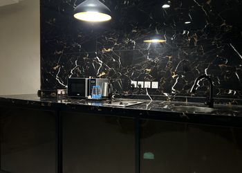 استديو بأثاث مريح وبسيط