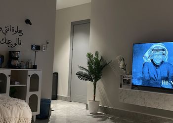 استديو بأثاث مريح وبسيط 