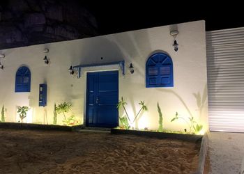 استراحة بجلسة مطلة على الحديقه