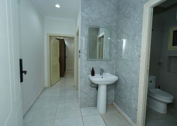 استديو بأثاث مريح وبسيط 