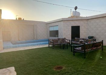 شاليه بصالة داخلية ومسطح اخضر