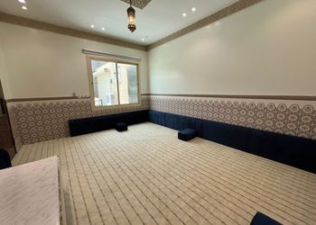 شاليه بمسبح ومسطح اخضر
