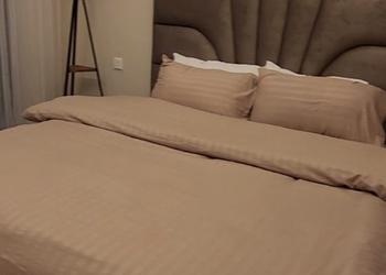 شاليه بمسطح اخضر ومسبح 
