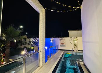 شاليه بصالة مطلة على المسبح 