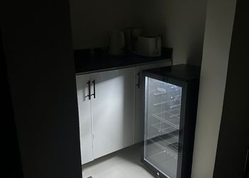استديو لطيف بسرير ماستر وجلسة 