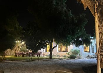استراحة بجلسة خارجية ومسطح اخضر