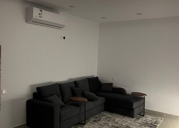 شقة بغرفة معيشة وغرفتين نوم 