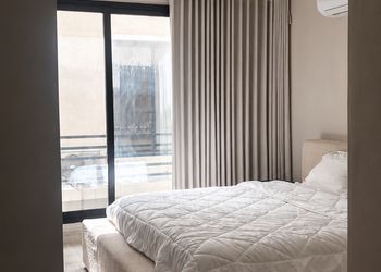 استديو بسرير ماستر وجلسة جانبية 