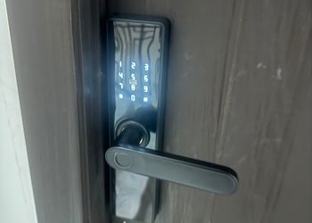 شقة بأثاث مريح وبسيط 
