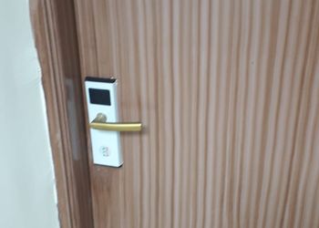 غرفة بثلاث اسره فردية