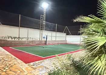 شاليه بملعب كرة طائرة ومجلس