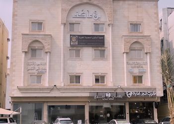 شقة بغرفة جلوس وغرفتين نوم 