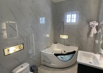 شاليه بجلسة خارجية ومسطح اخضر
