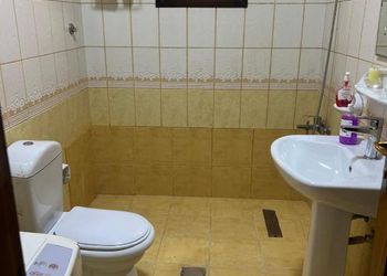 شقة بغرفة معيشة وغرفتين نوم 
