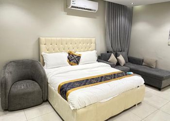 استديو بسرير ماستر وجلسة جانبية