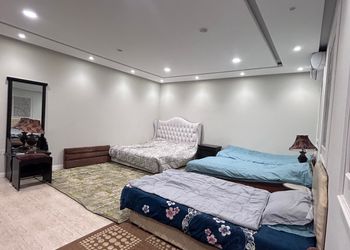 شاليه بمسطح اخضر وجلسة خارجية 