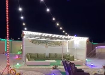 مخيم  بجلسة خارجية وبيت شعر 