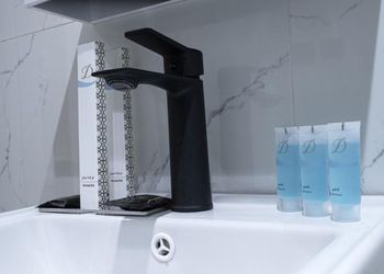 استديو بأثاث مريح وبسيط