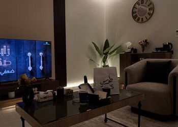 شقة بغرفة معيشة وغرفتين نوم 