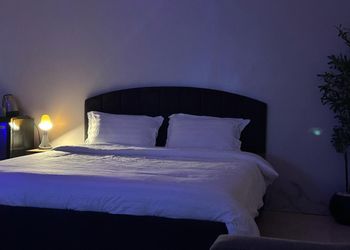 استديو بأثاث مريح وبسيط 