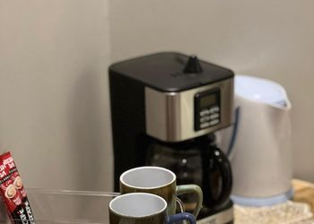 استديو بسرير ماستر وأثاث مريح 