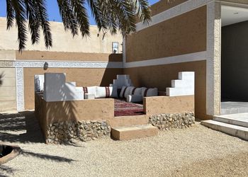 استراحة بمسبح خارجي وجلسة خارجية