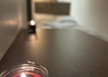 استديو بأثاث مريح وبسيط 