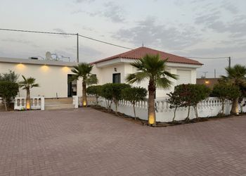 استراحة بمجلس واسع وفناء خارجي 