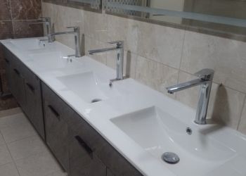 استراحة بمسطح اخضروجلسة خارجية 