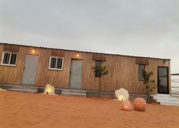 مخيم بأجواء وموقع مميز ببروجكتر