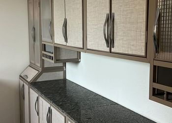 شاليه بمسطح اخضر وجلسة خارجية