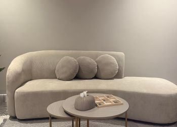 استديو بأثاث مريح وبسيط 